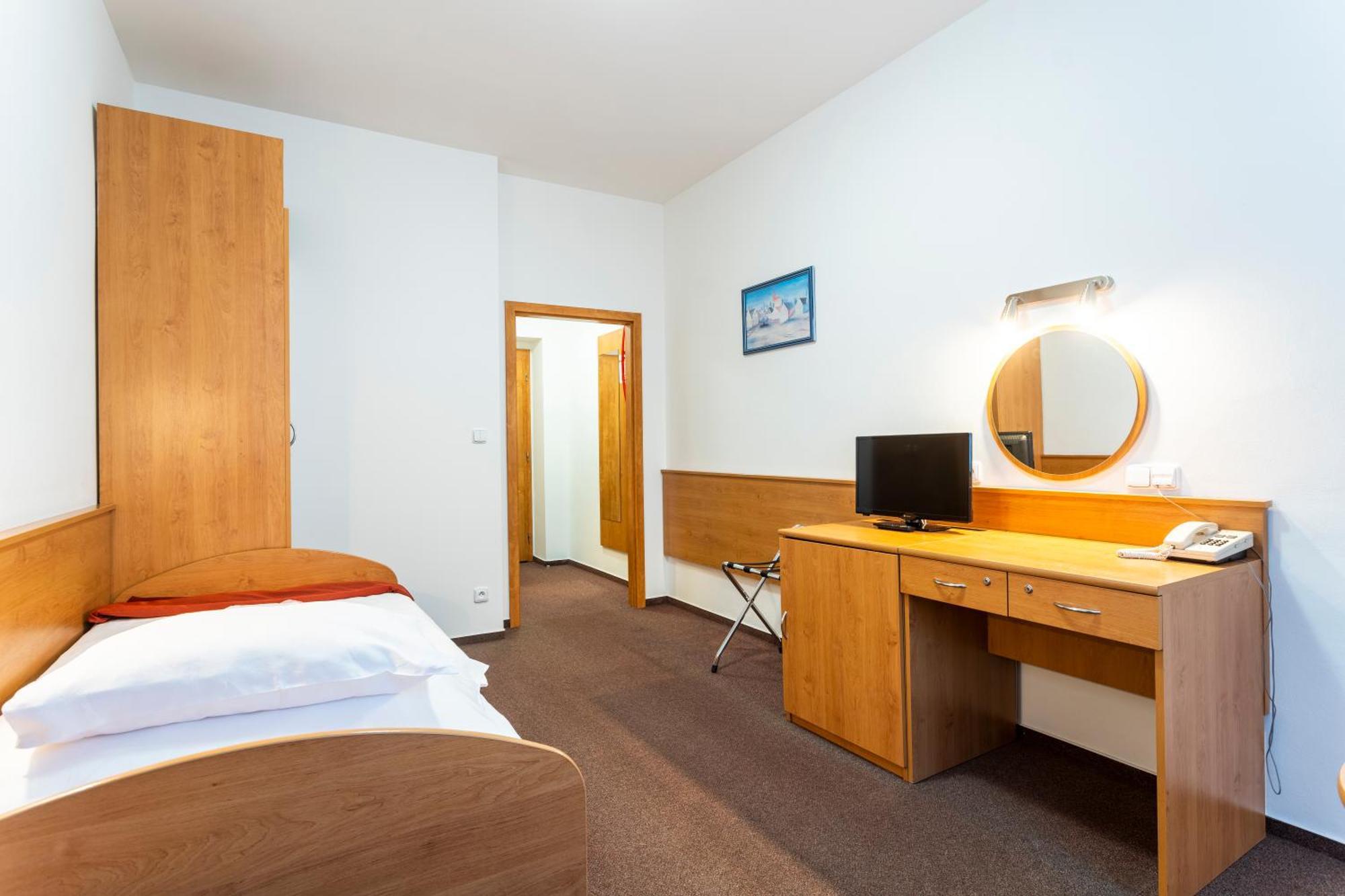 Hotel Luzice 亚希莫夫 外观 照片